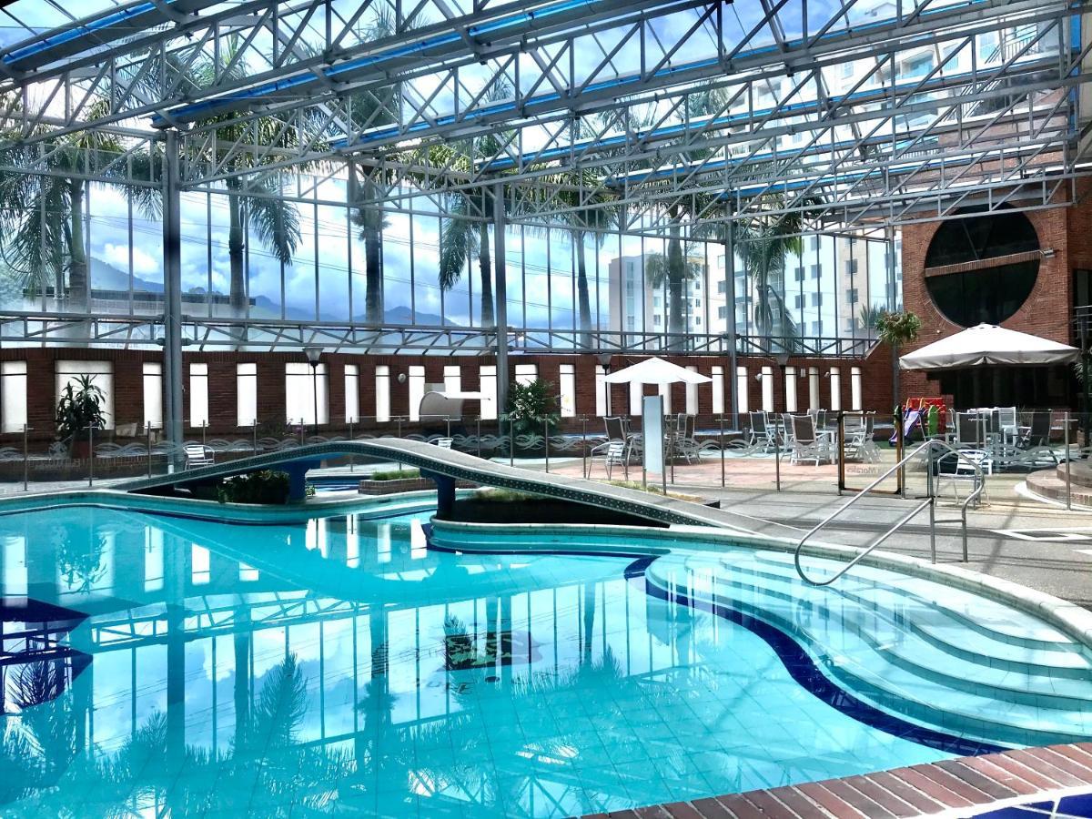 Casa Morales Hotel Internacional Y Centro De Convenciones Ibague Luaran gambar The swimming pool at the hotel