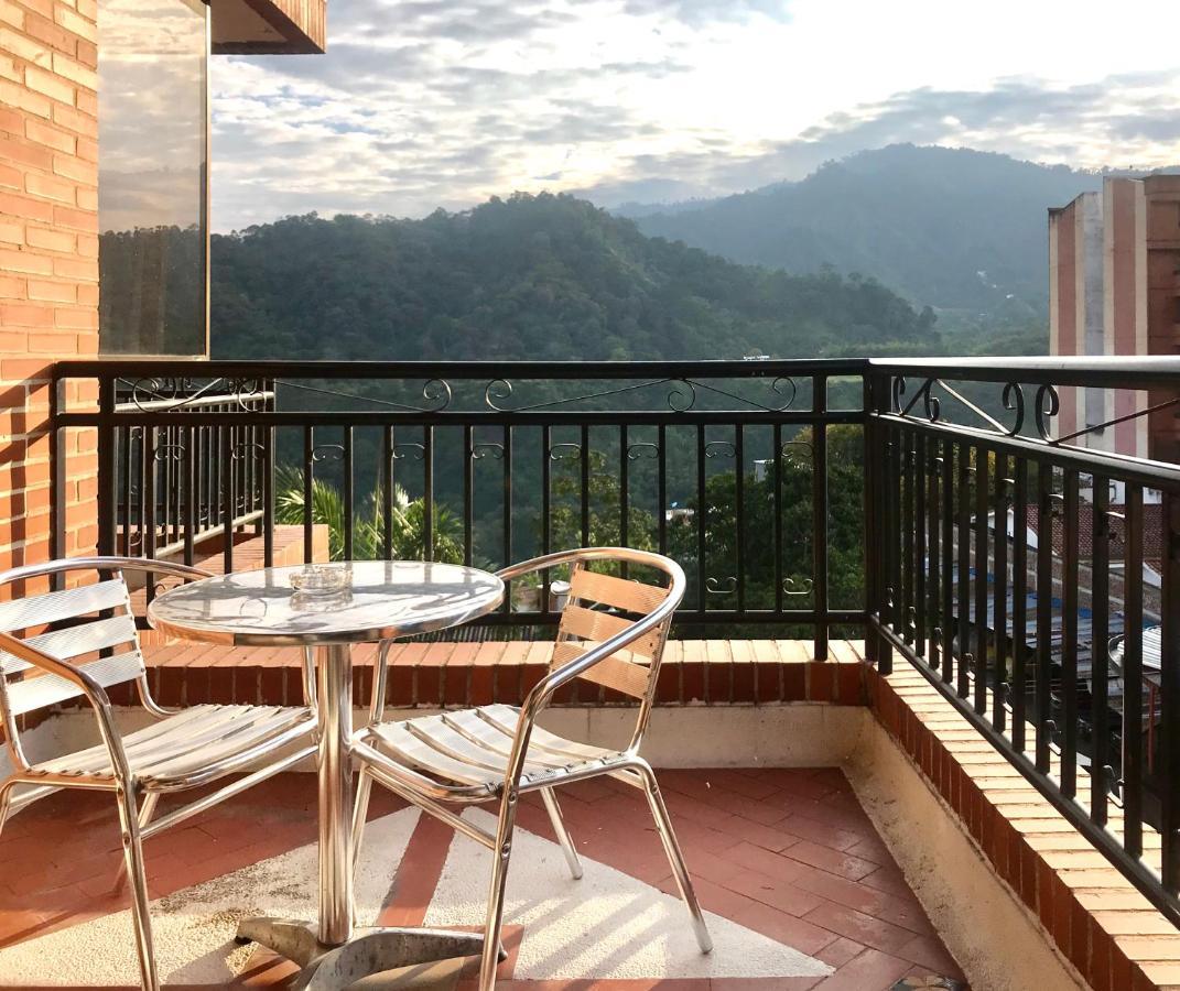 Casa Morales Hotel Internacional Y Centro De Convenciones Ibague Luaran gambar A balcony in Bogotá, Colombia