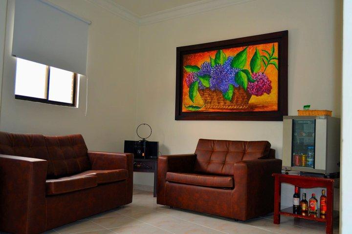 Casa Morales Hotel Internacional Y Centro De Convenciones Ibague Luaran gambar A living room with a sofa and armchair