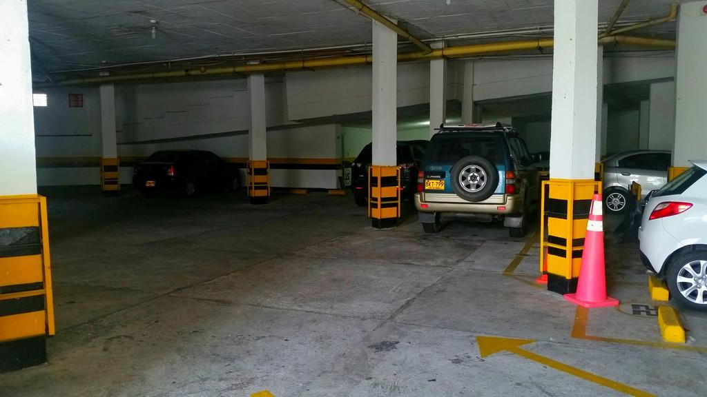 Casa Morales Hotel Internacional Y Centro De Convenciones Ibague Luaran gambar Parking garage
