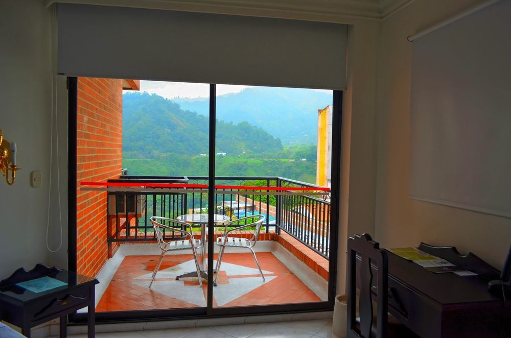 Casa Morales Hotel Internacional Y Centro De Convenciones Ibague Luaran gambar A view of the mountains from a hotel in Baños