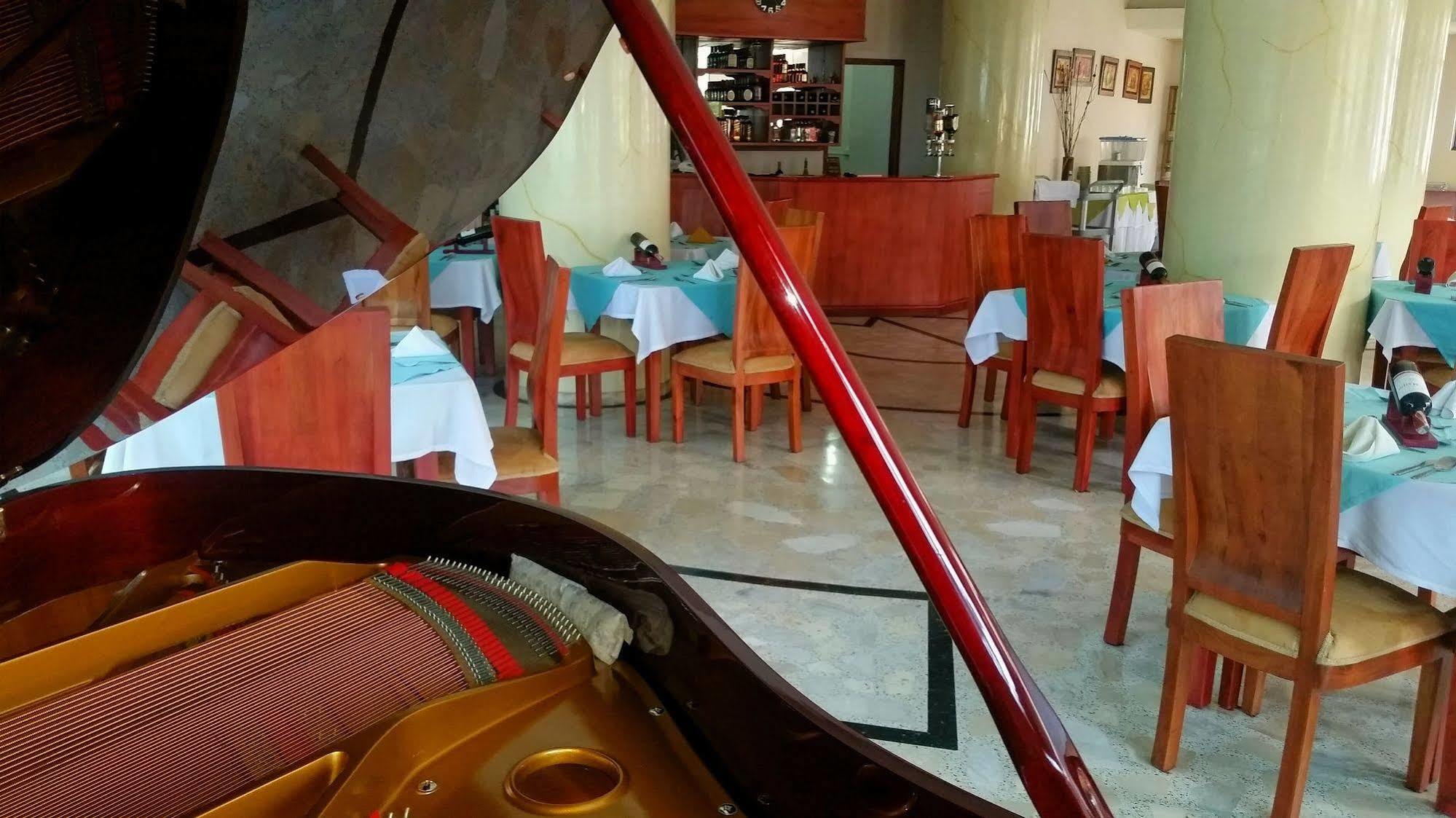 Casa Morales Hotel Internacional Y Centro De Convenciones Ibague Luaran gambar Restaurant in the hotel