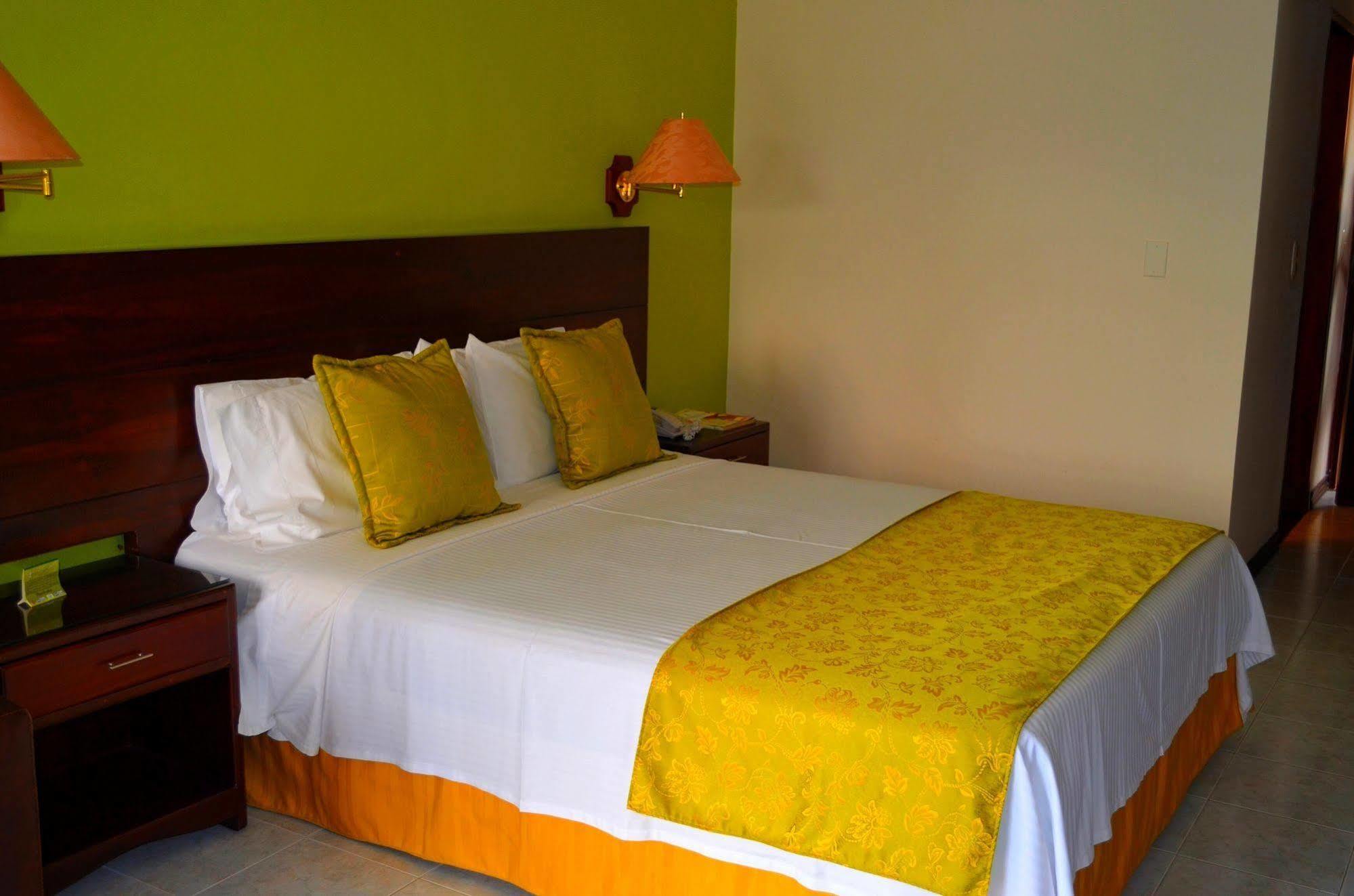 Casa Morales Hotel Internacional Y Centro De Convenciones Ibague Luaran gambar A bed